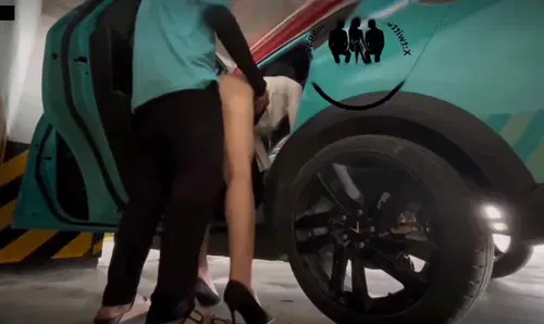 Anh tài xế Xanh SM số hưởng mở cửa xe chịch em khách nứng ngay tại hầm chung cư